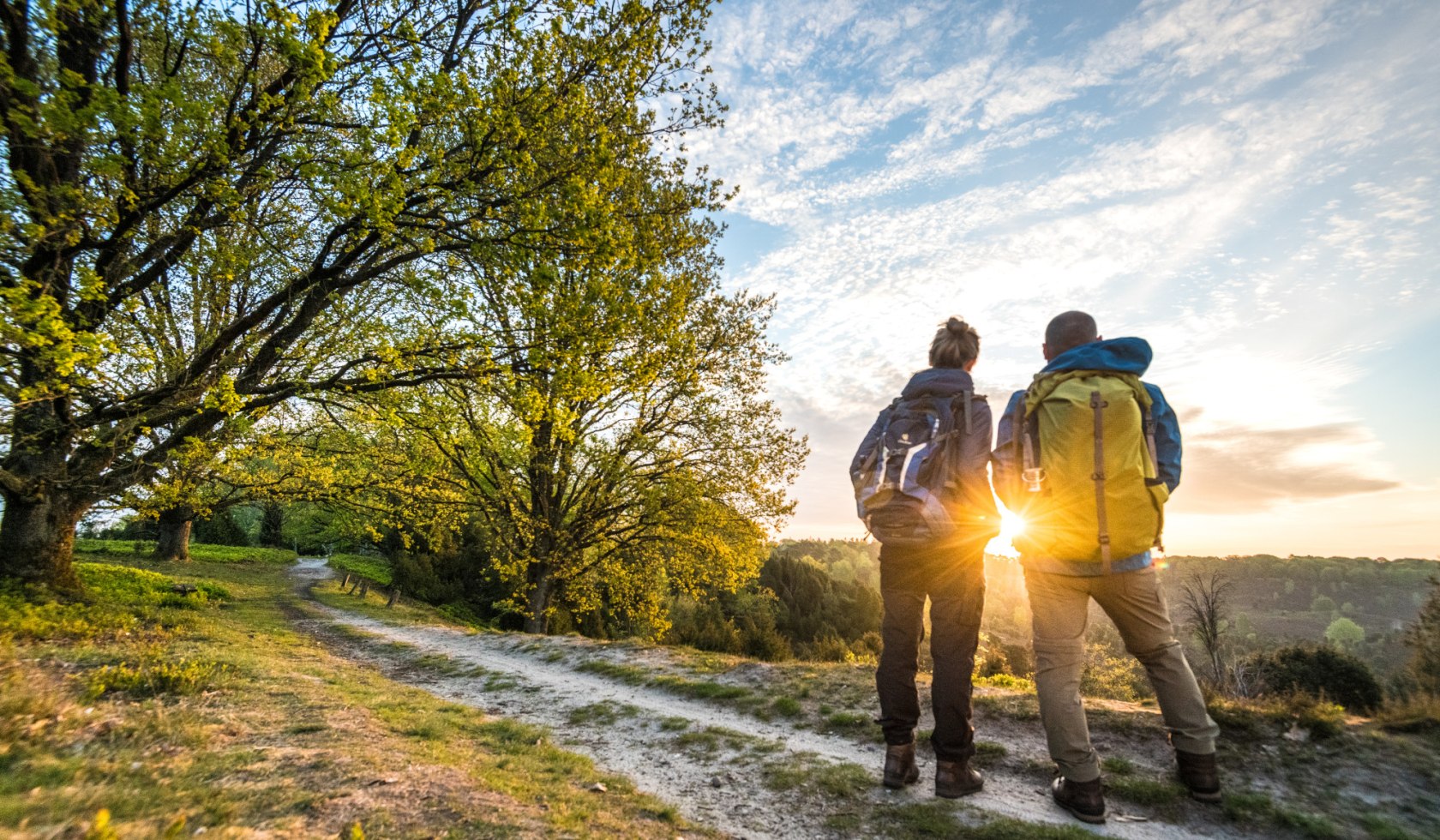 two hikers enjoy the view in the Totengrund, © Lüneburger Heide GmbH