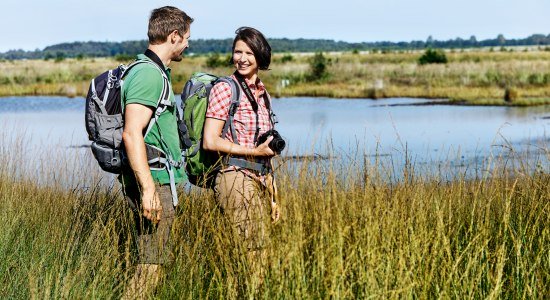 Couple hiking in Emsland, © Naturpark Hümmling