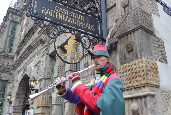 Pied piper in front of the restaurant Rattenfängerhaus in Hameln, © Hameln Marketing und Tourismus GmbH