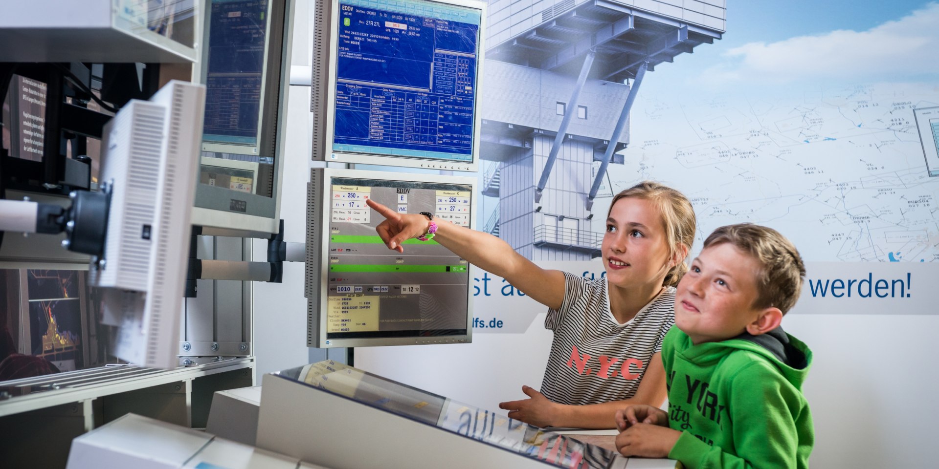 children next to the air traffic control, © Hannover Airport / Maasewerd