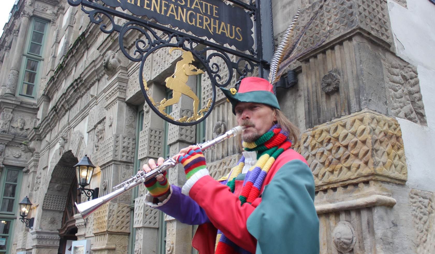 Pied piper in front of the restaurant Rattenfängerhaus in Hameln, © Hameln Marketing und Tourismus GmbH