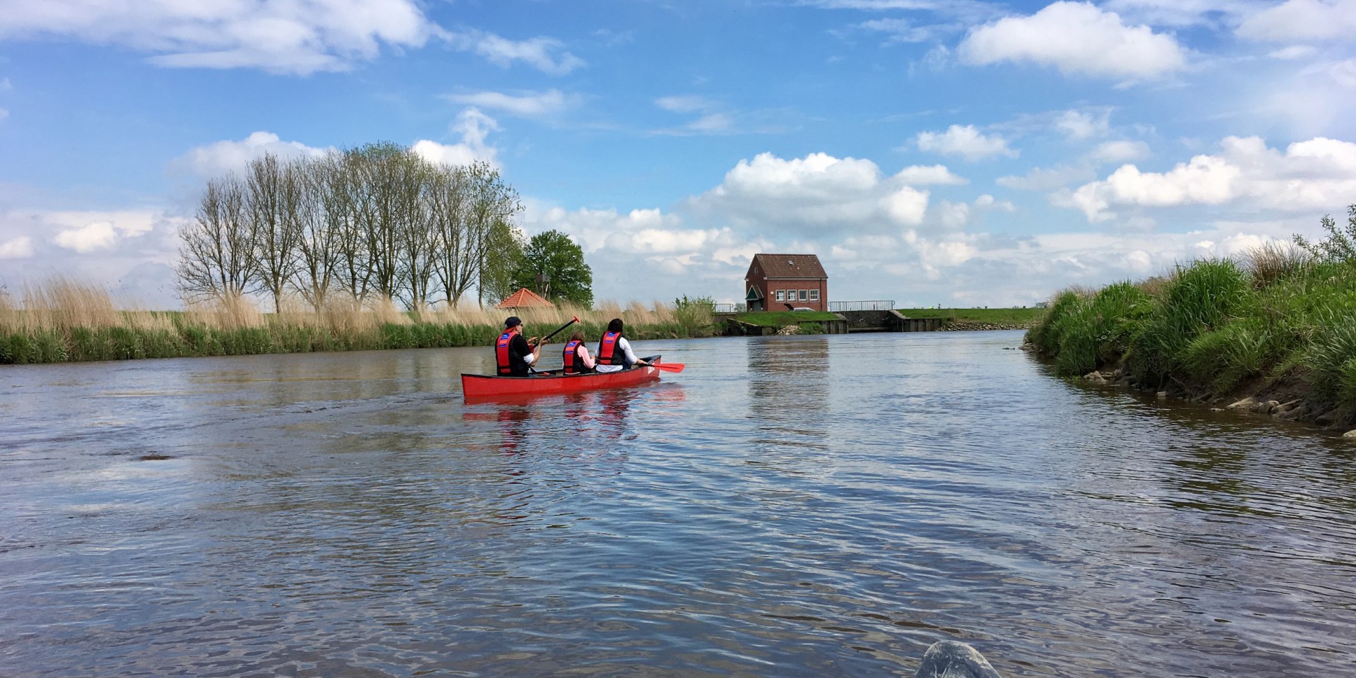 wide view from canoe on the Jümme, © Touristik GmbH Südliches Ostfriesland / Arno Ewen