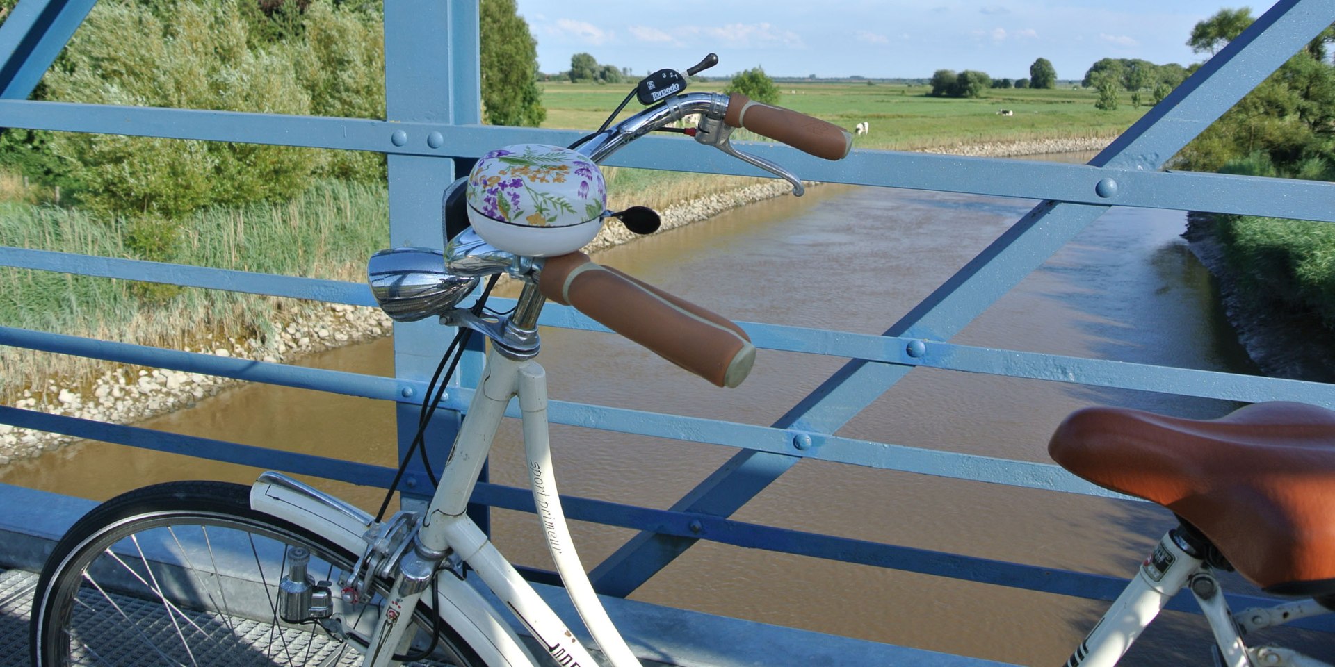 View from the Amdorf bridge in the foreground a bicycle, © Ostfriesland Tourismus GmbH / www.ostfriesland.de