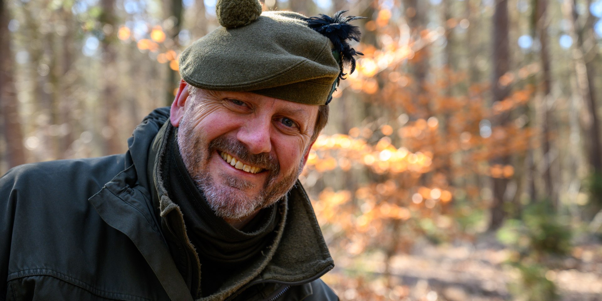 Hermannsburg_Clwyd_Owen_Bushcraft_Faehrtensuchen_CC0_Karjetta_20250319_59, © Lüneburger Heide GmbH/Dennis Karjetta