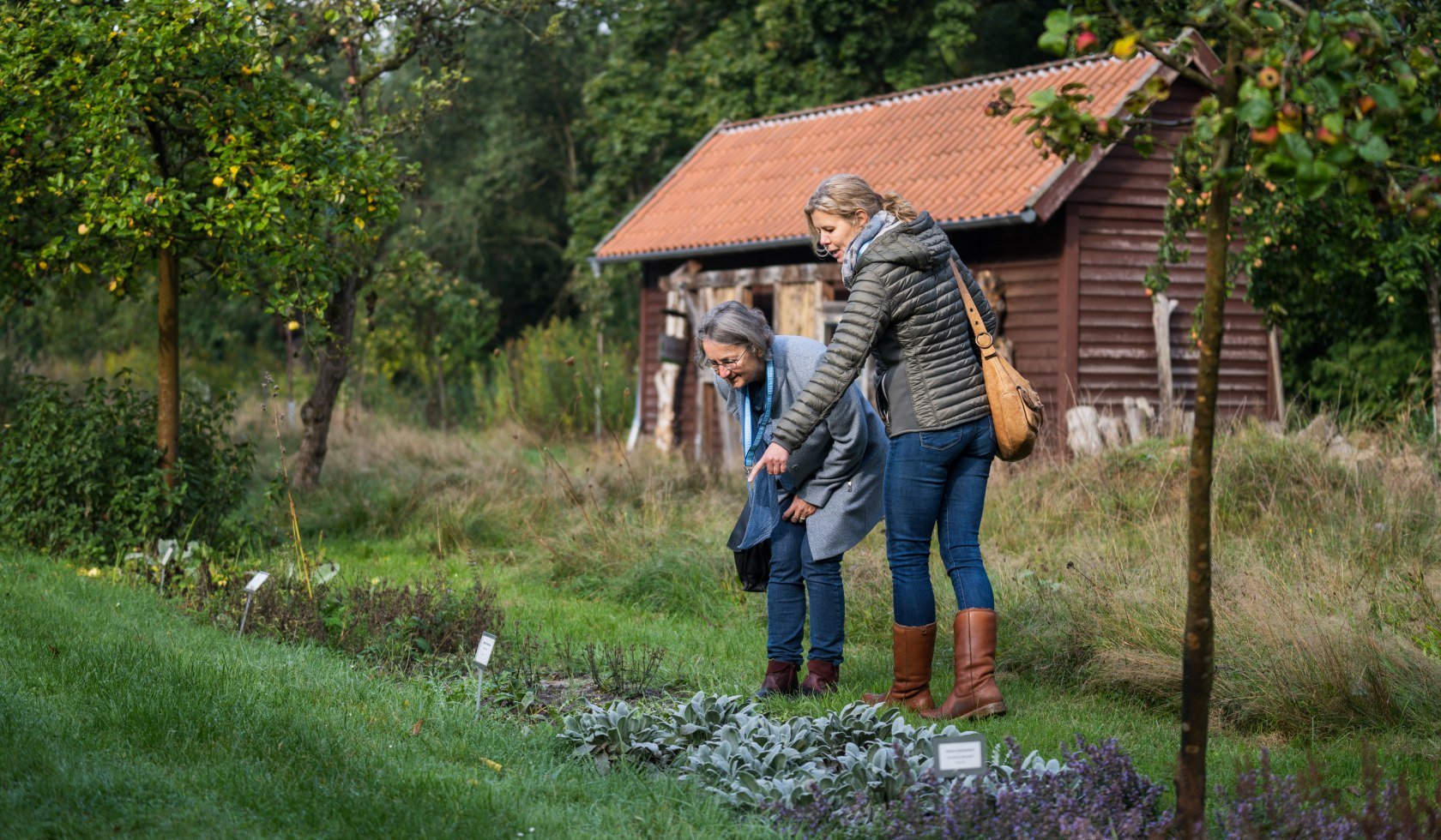 Kerrit Riesbek and Ulrike Eggers in the French garden Celle, © TourismusMarketing Niedersachsen GmbH 