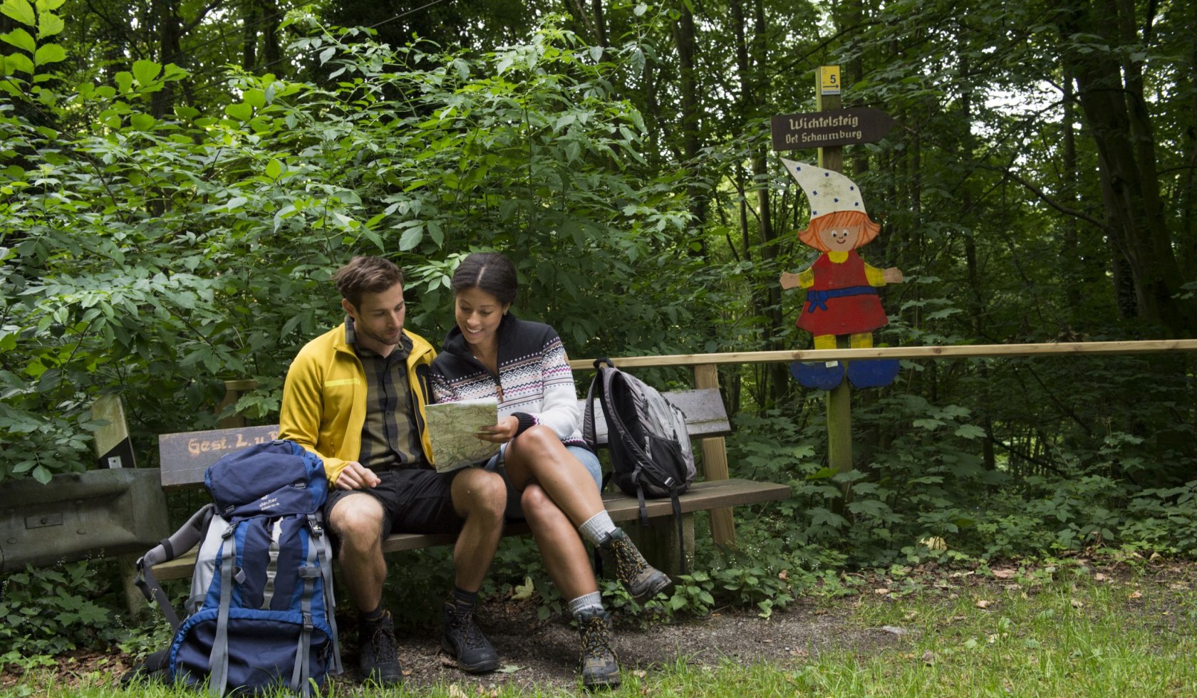 Wanderer auf der Drei-Burgen-Route, © Touristikzentrum Westliches Weserbergland/ Jens König