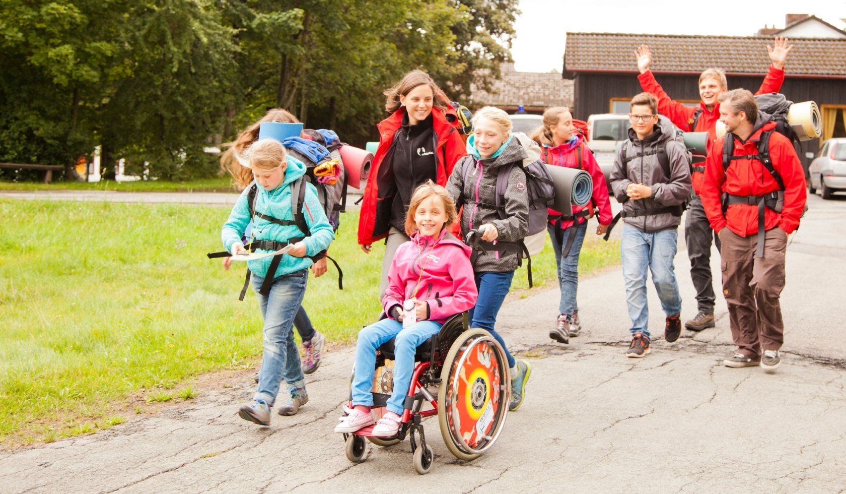 Children and adults take a tour of the Harz. A girl is sitting in a wheelchair and smiling., © erlebnistage Harz / Markus Hennemann