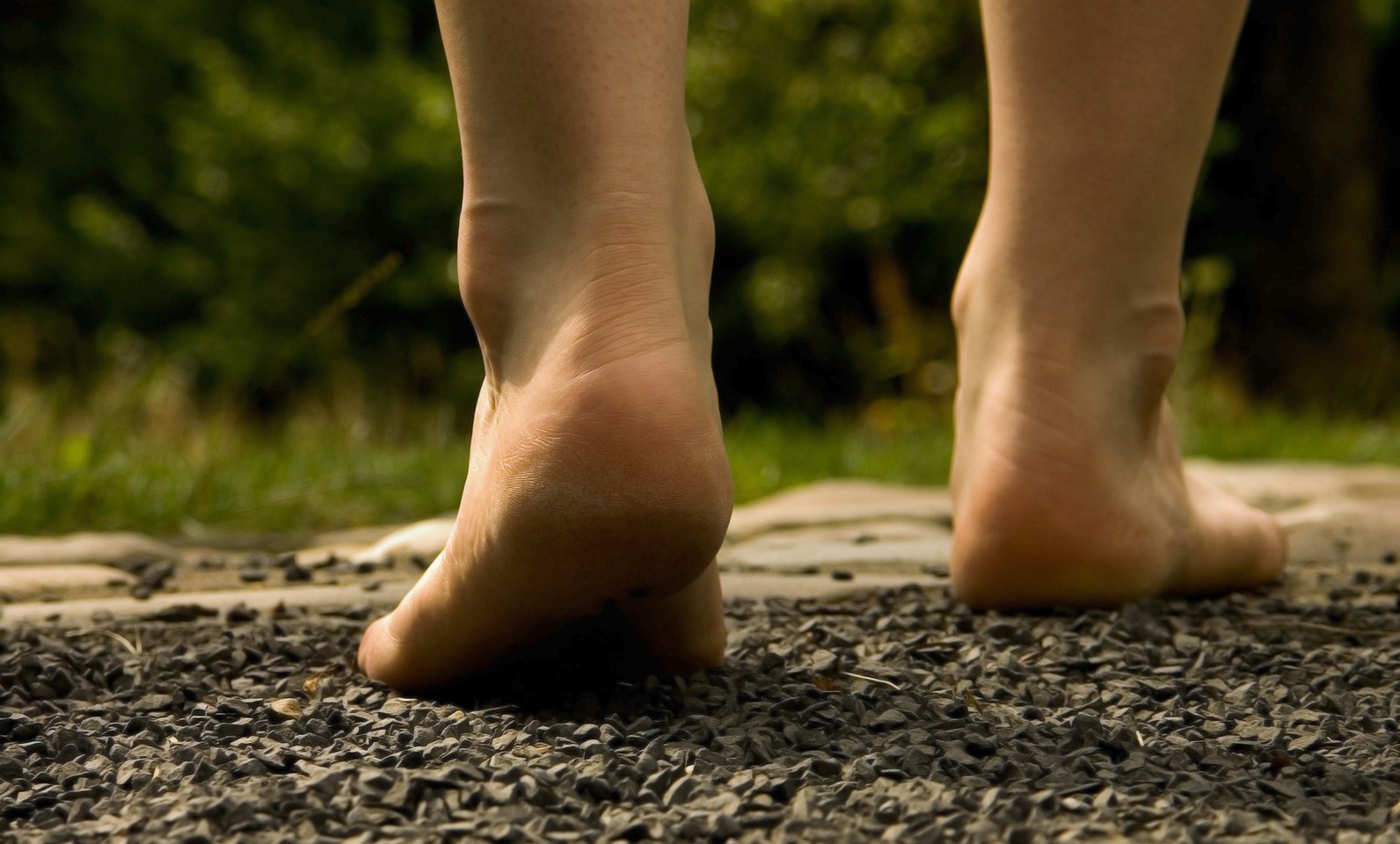 Person walks barefoot on hiking trail, © Fotolia / electro-jot