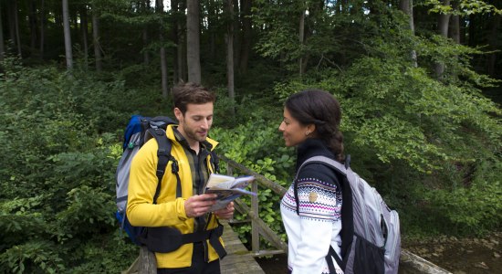 Wanderer auf dem Weg der Selbstzuwendung, © Touristikzentrum Westliches Weserbergland/ Jens König
