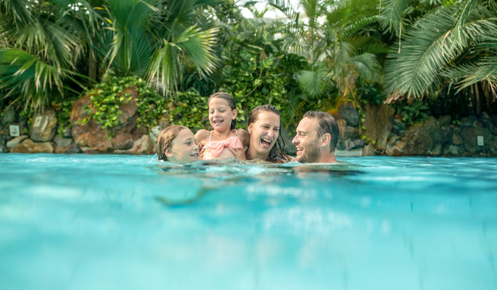 Family in the pool of the Aqua Mundo, © Center Parcs