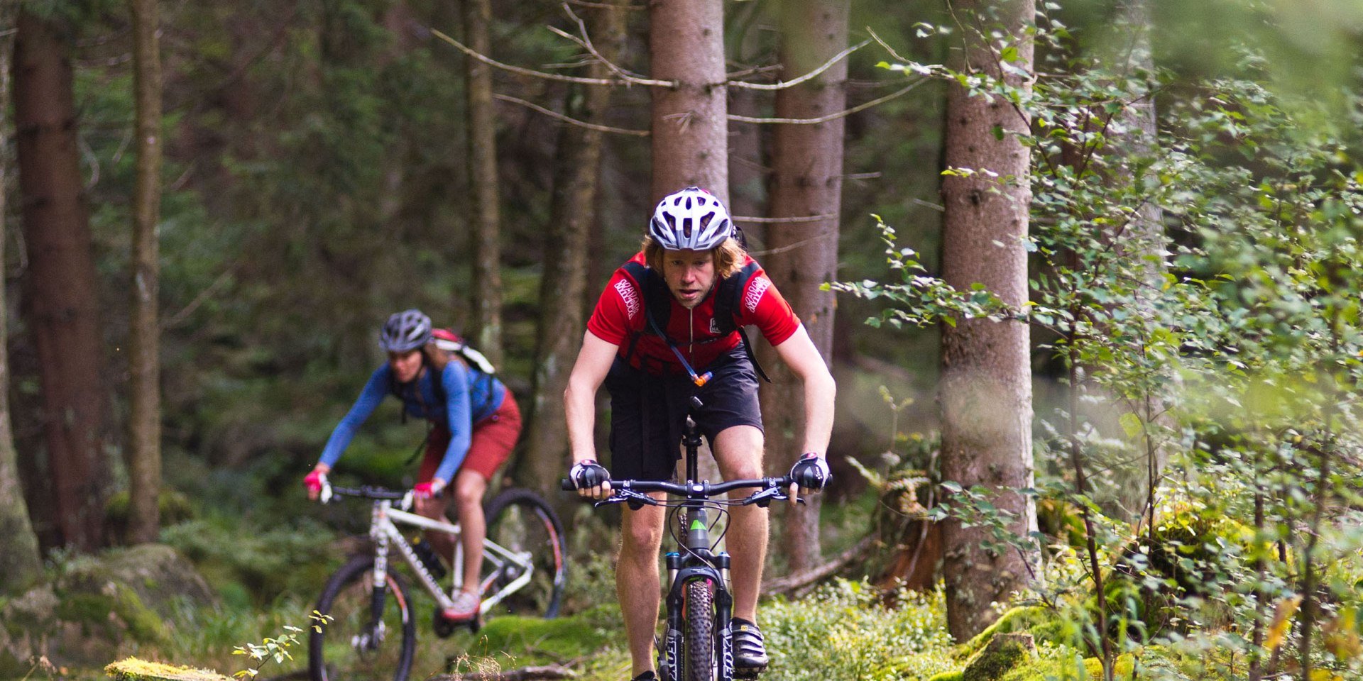 Mountain bikers on a single trail, © Maruba b.V. Sports Publishers