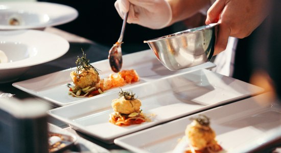 Serve food, © AdobeStock