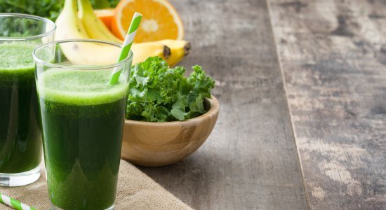 Kale smoothie, © Fotolia / chandlervid85