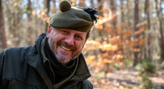 Hermannsburg_Clwyd_Owen_Bushcraft_Faehrtensuchen_CC0_Karjetta_20250319_59, © Lüneburger Heide GmbH/Dennis Karjetta