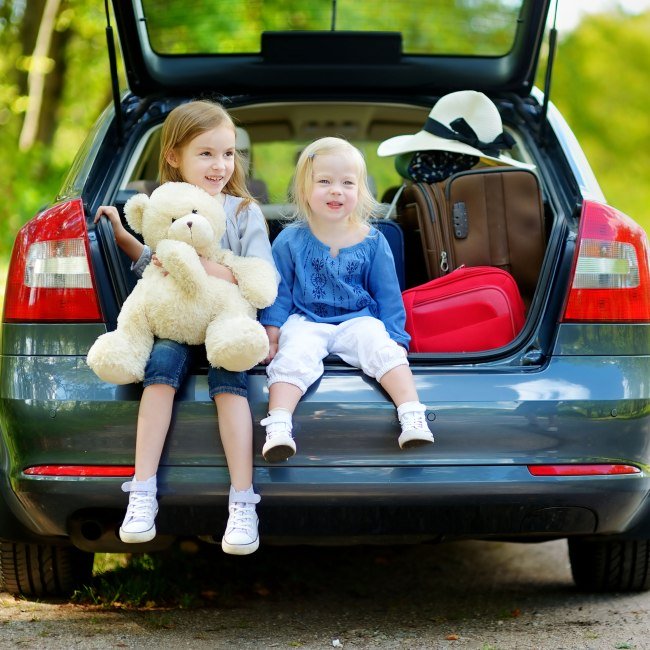 Kids at the car, © Fotolia / MNStudio