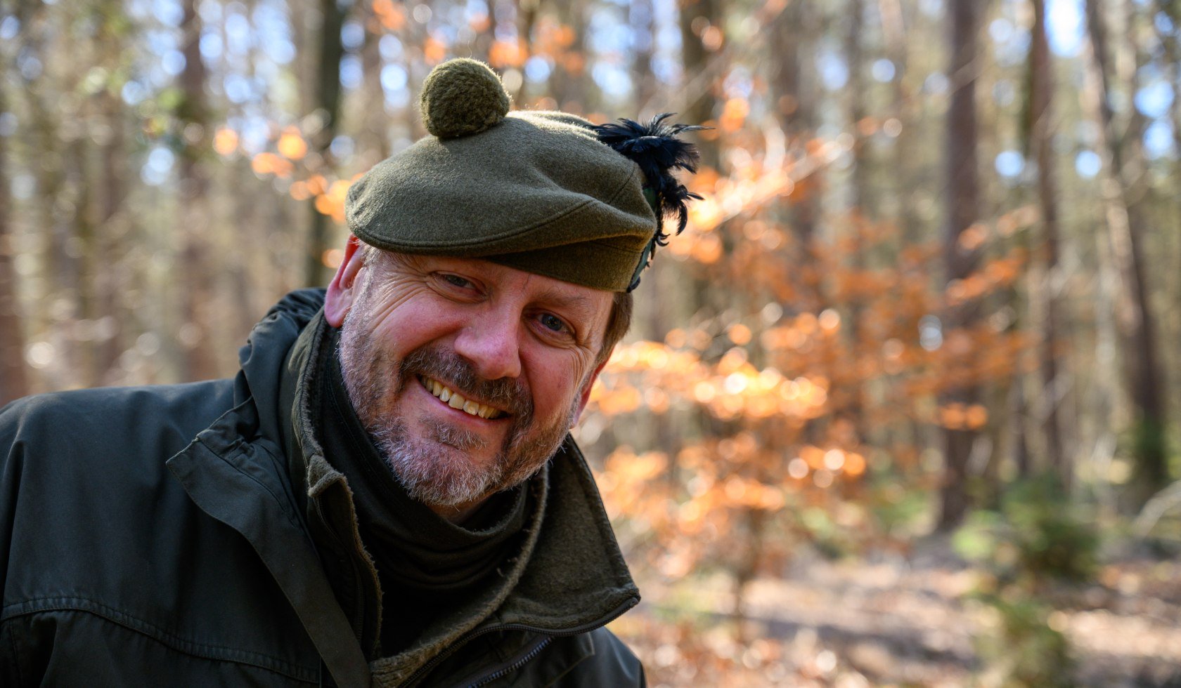 Hermannsburg_Clywd_Owen_Bushcraft_Faehrtensuchen_CC0_Karjetta_20250319_60, © Lüneburger Heide GmbH/Dennis Karjetta