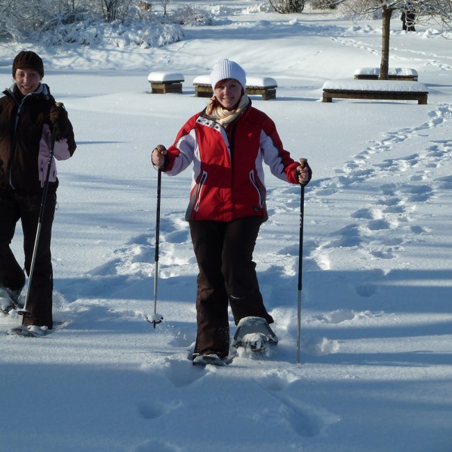 Two women are hiking with snow boots in the Harz , © HAHNENKLEE tourismus marketing gmbh