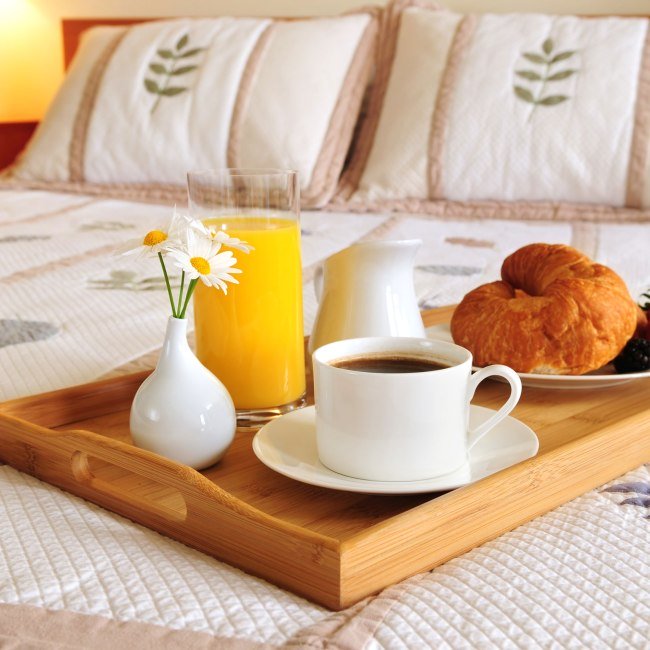 Breakfast in bed, © Fotolia - Elenathewise