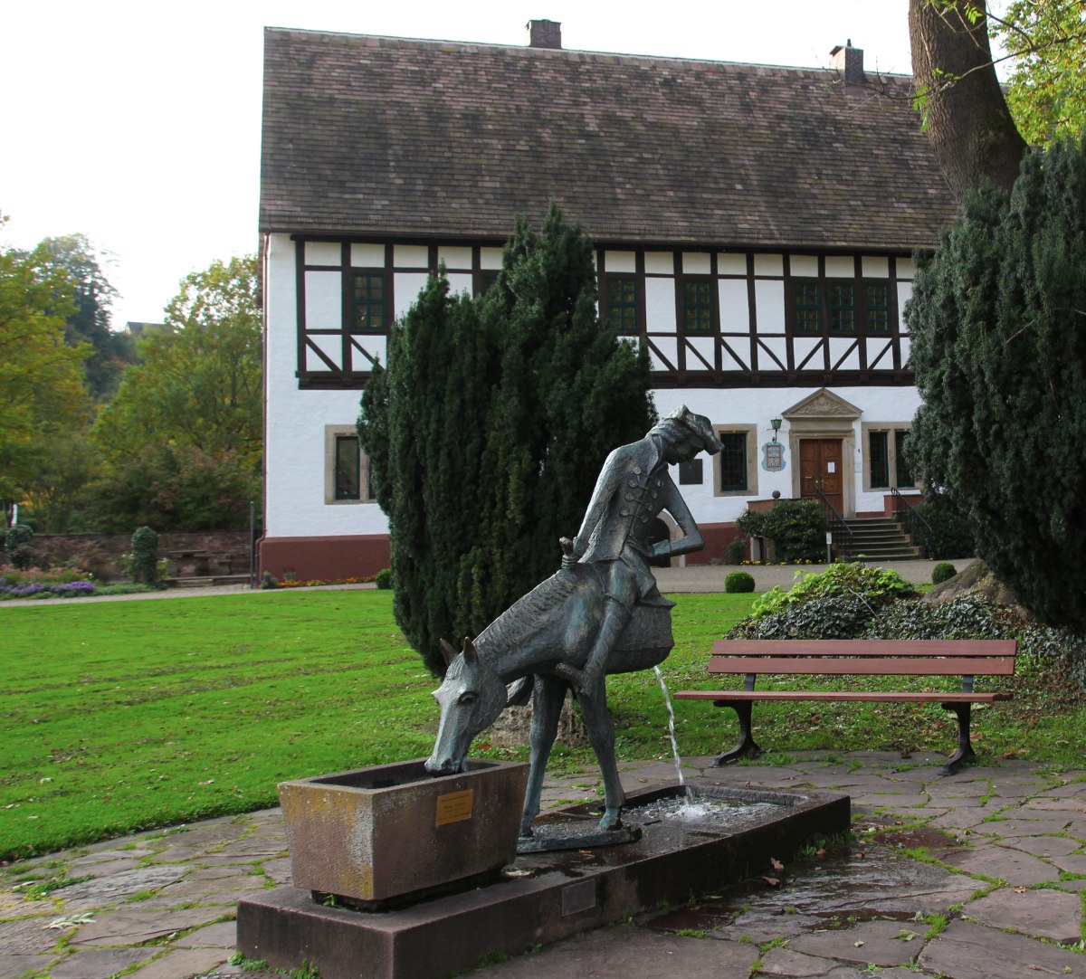 Gutshof Münchhausen with small fountain, © Burgdame.de/ Eva Adamek