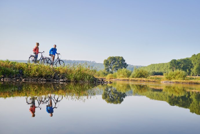 Couple with bicycles takes a break at the Weser, © DZT/Jens Wegener