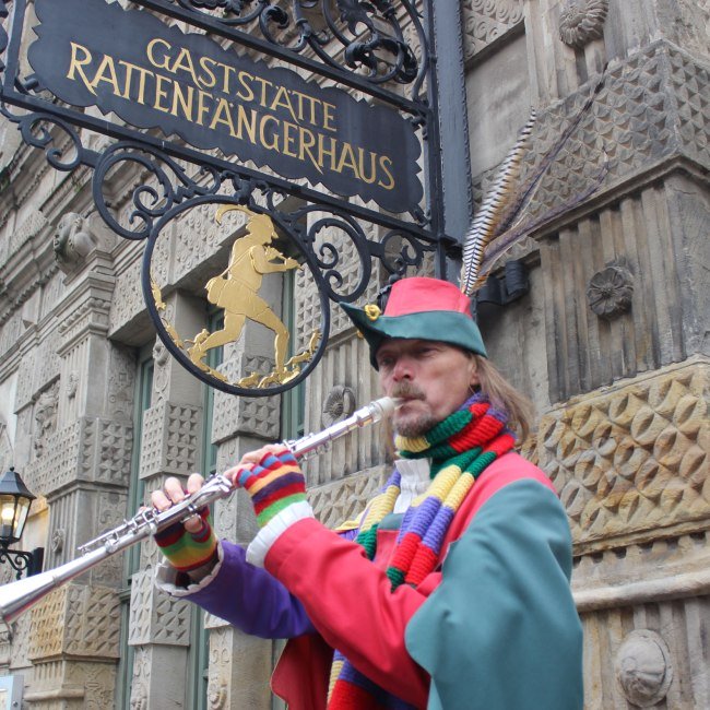 Pied piper in front of the restaurant Rattenfängerhaus in Hameln, © Hameln Marketing und Tourismus GmbH