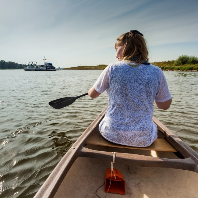 Woman paddling on the Elbe, © Kurs Elbe / Markus Tiemann