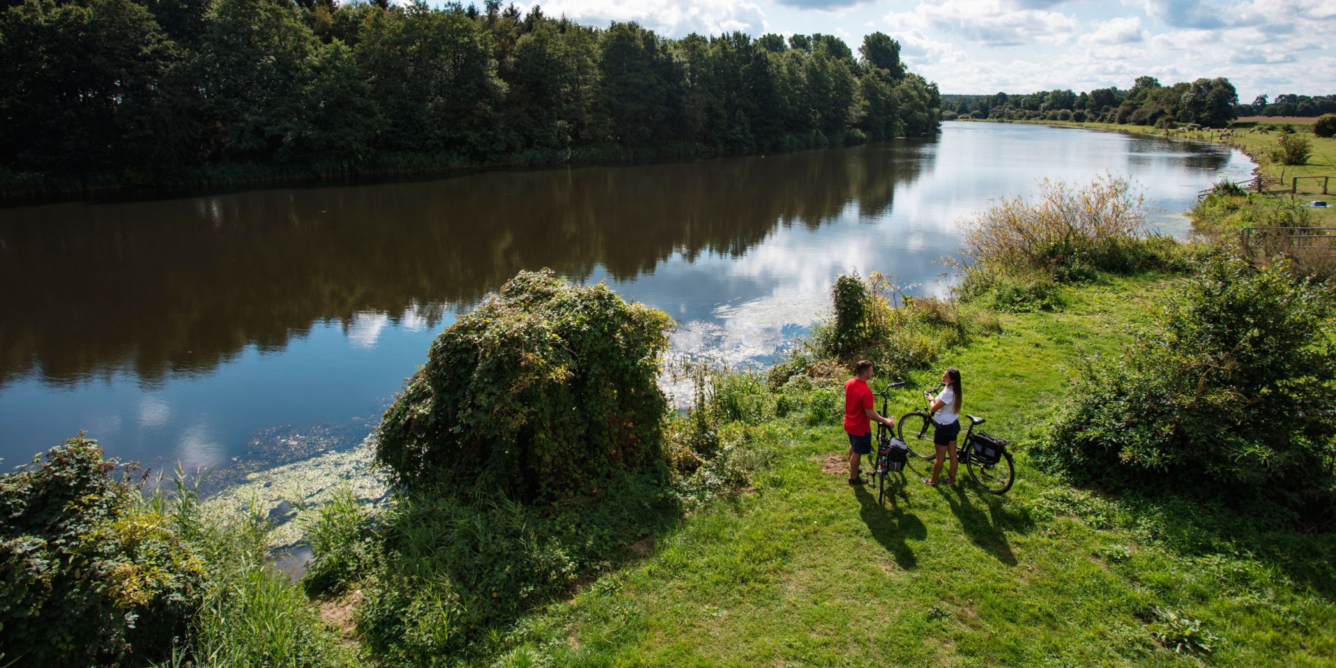 Two cyclists on the banks of the Ems, © Naturpark Hümmling / Holger Leue