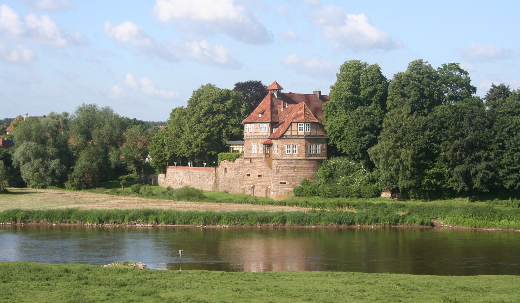 The Weserenaissance castle in Petershagen behind the river., © Mittelweser-Touristik GmbH