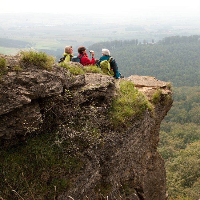 Wanderer auf dem Hohenstein, © Weserbergland Tourismus e.V / M. Gloger