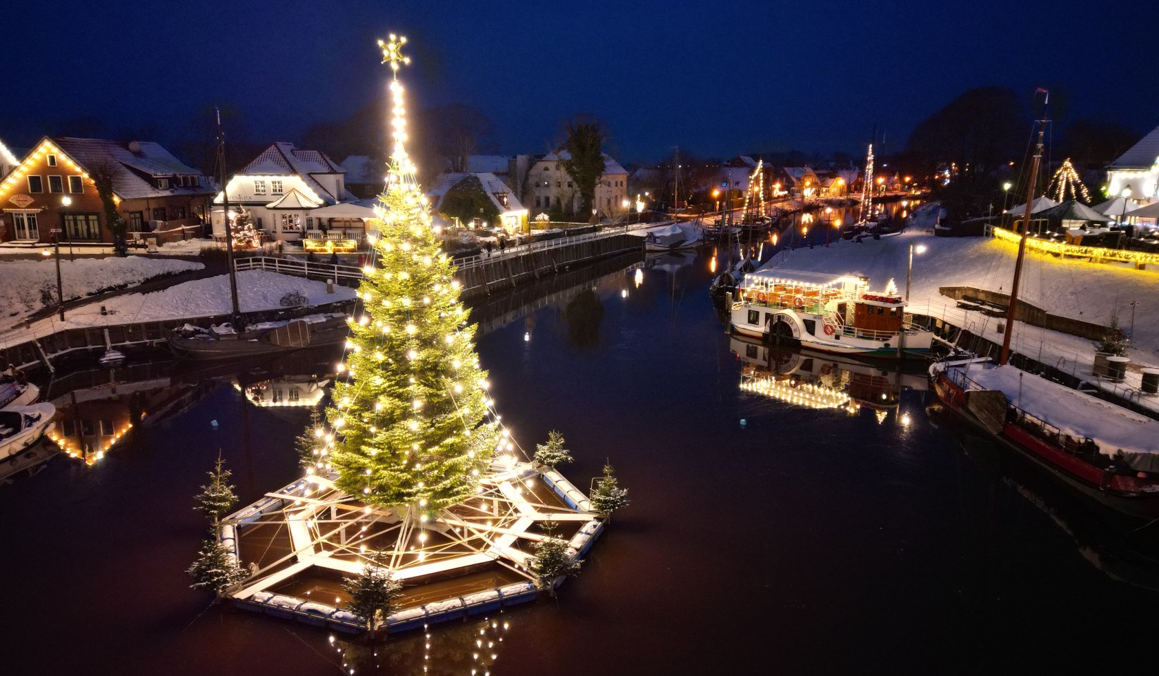 View of the floating Christmas tree in Carolinensiel, © Nordseebad Carolinensiel-Harlesiel GmbH/Nordseebad Carolinensiel-Harlesiel GmbH