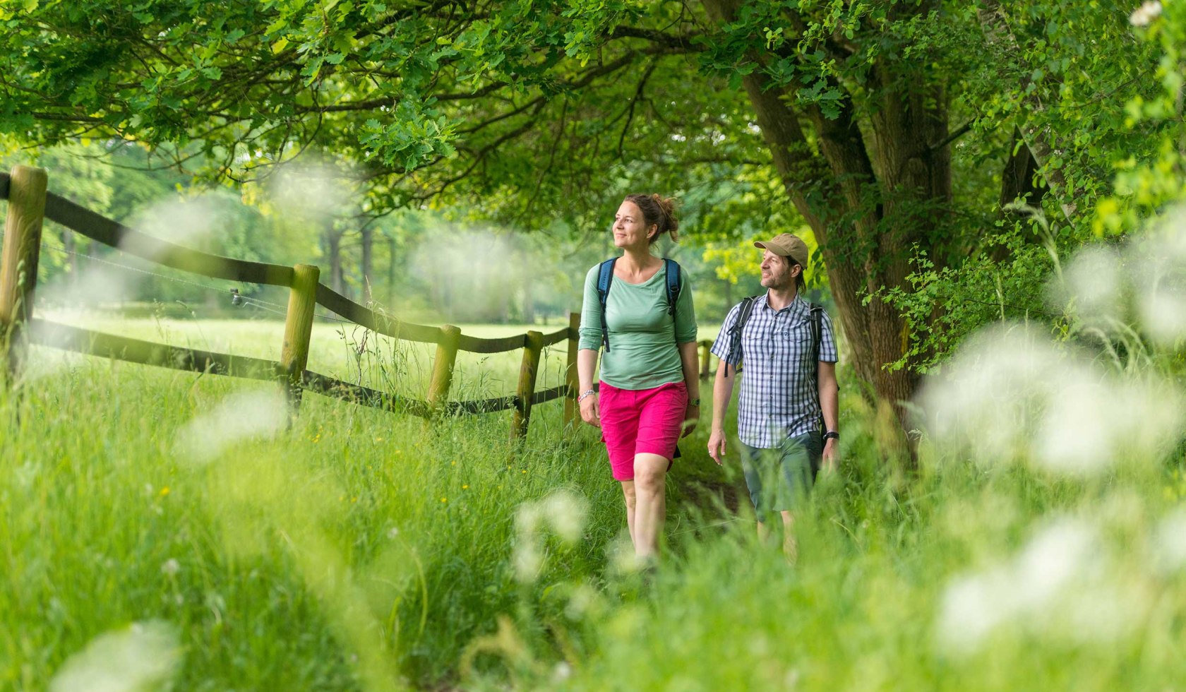 Couple hiking along the Ilmenau in Bad Bevensen, © Lüneburger Heide GmbH / HeideRegion Uelzen / Dominik Ketz