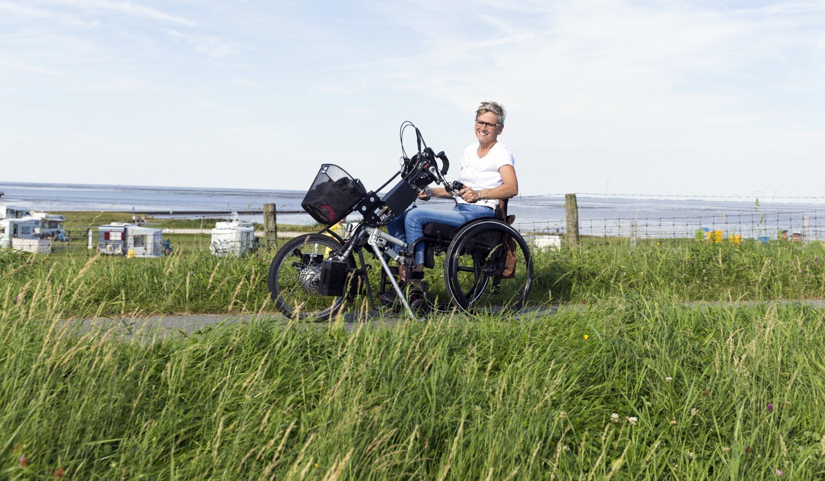 Woman with handbike on the barrier-free beach promenade, © Tourismus-Service Butjadingen GmbH &amp; Co. KG