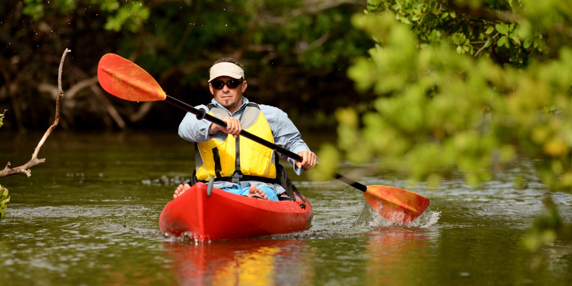 Man paddling in a kayak, © ftlaudgirl / Fotolia
