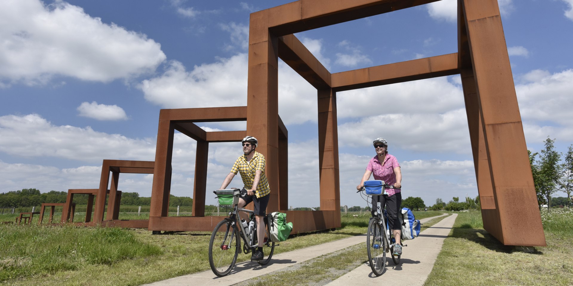 Cyclists at the Hunte-Radweg, © TMN / Thorsten Brönner