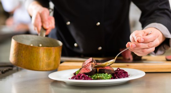 star cook prepares meat, © Fotolia