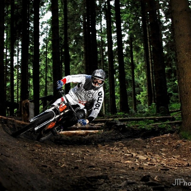 Downhill rider on the track at Racepark Schulenburg, © Racepark Schulenburg / Julian Terpe