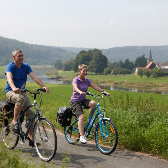 Radler auf dem Weser-Radweg in Oberweser, © Weserbergland Tourismus e.V / M. Gloger