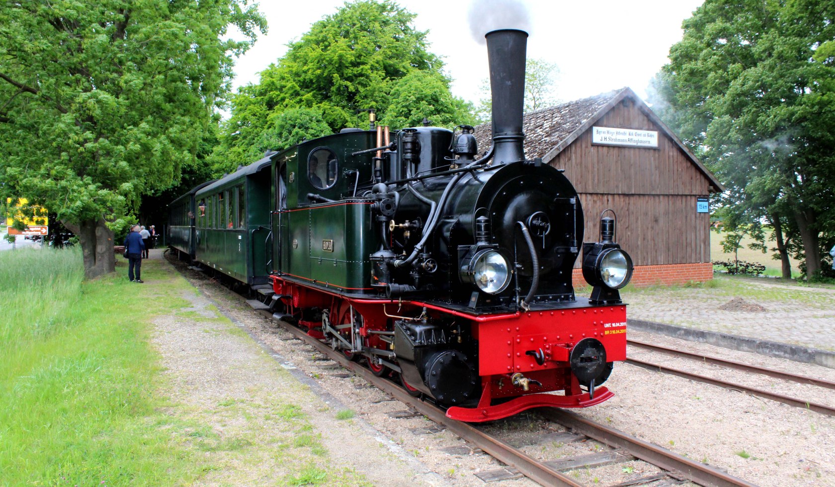 An old black locomotive stands in the station., © Mittelweser-Touristik GmbH