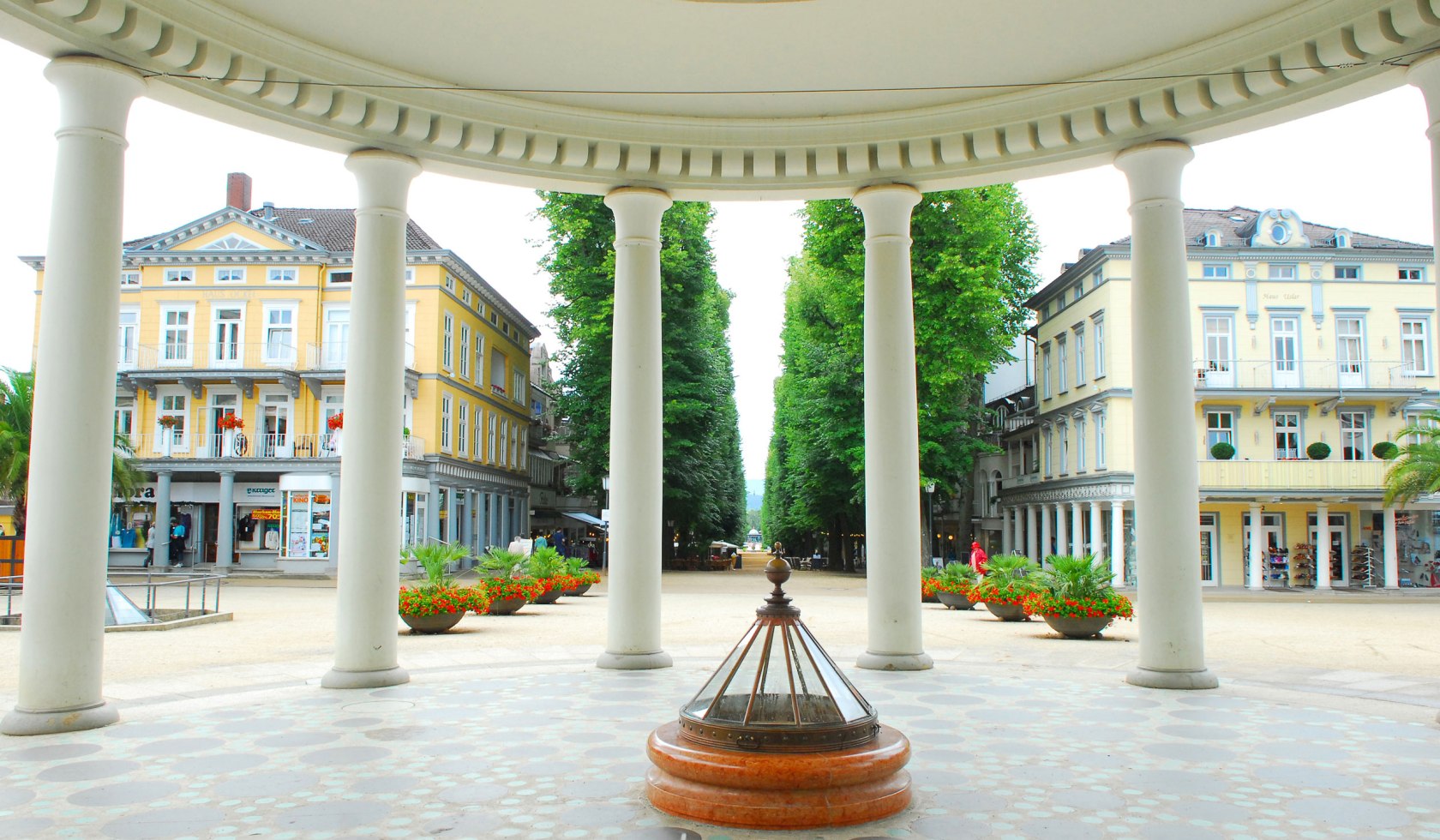 The "hyllige born" and main avenue, © Niedersächsisches Staatsbad Pyrmont Betriebgesellschaft mbH