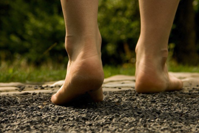 Person walks barefoot on hiking trail, © Fotolia / electro-jot