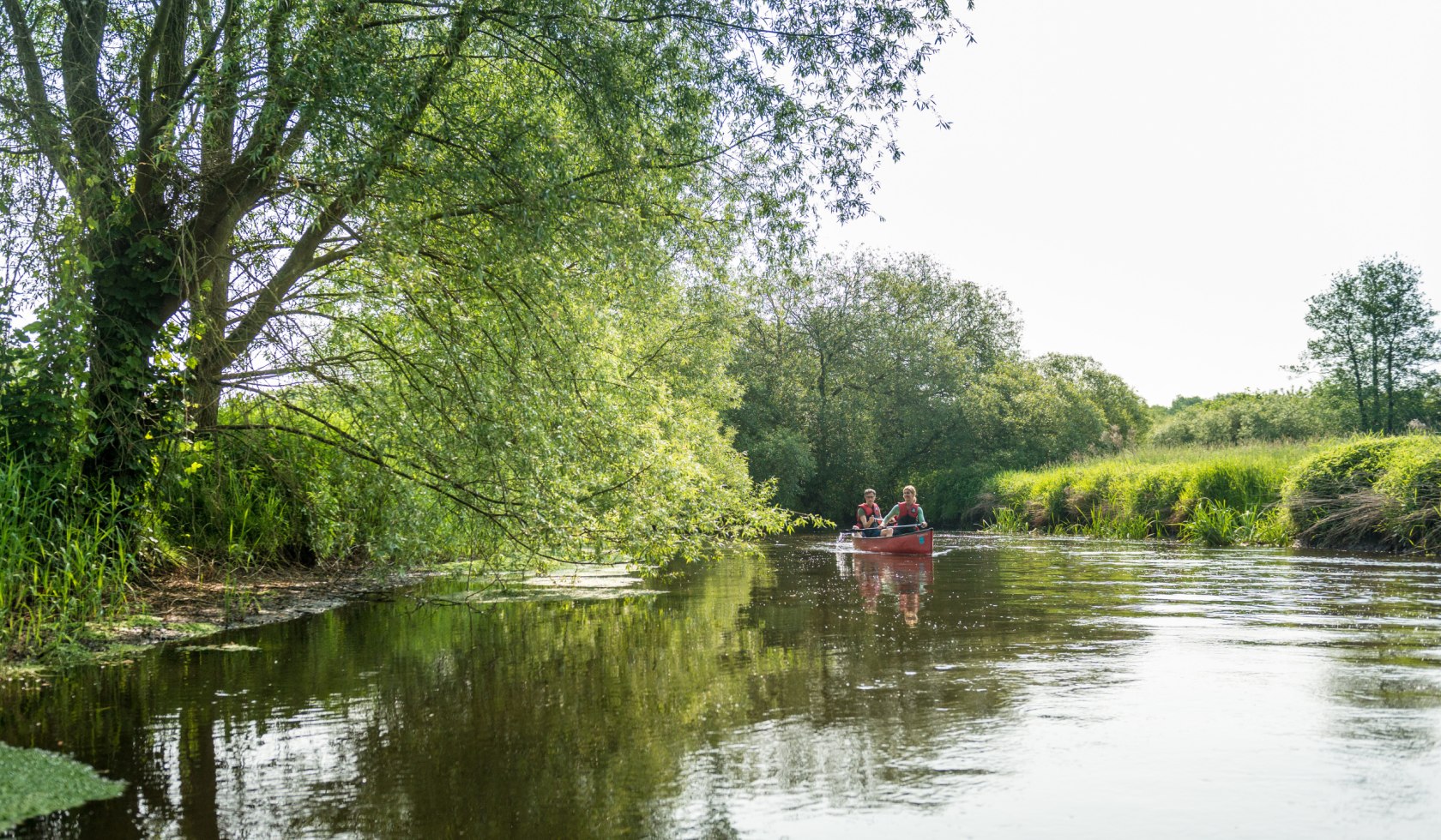 Couple is canoeing on the Ilmenau river in the Lüneburger Heide, © Lüneburger Heide GmbH / Dominik Ketz