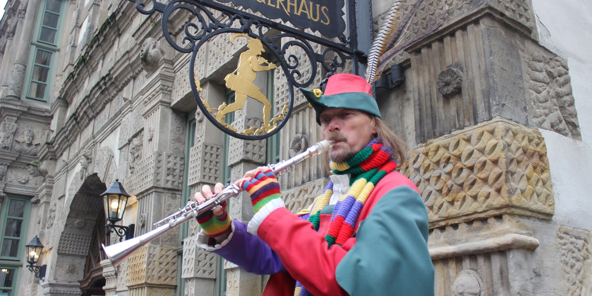 Pied piper in front of the restaurant Rattenfängerhaus in Hameln, © Hameln Marketing und Tourismus GmbH