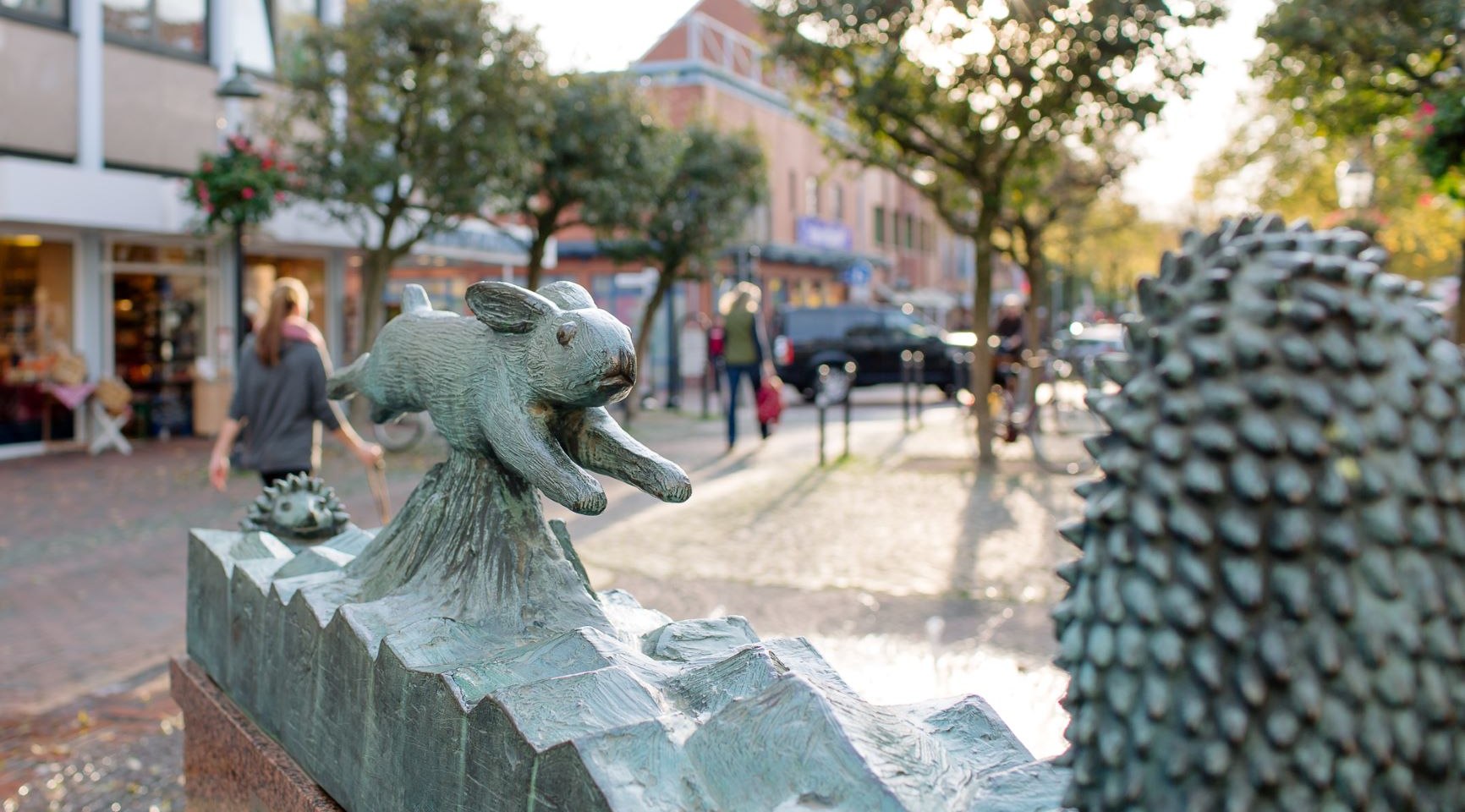 Fountain with representation of hare and hedgehog in Buxtehude, © © Daniela Ponath / Deutsche Märchenstraße e.V.