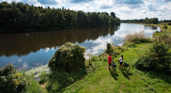 Two cyclists on the banks of the Ems, © Naturpark Hümmling / Holger Leue