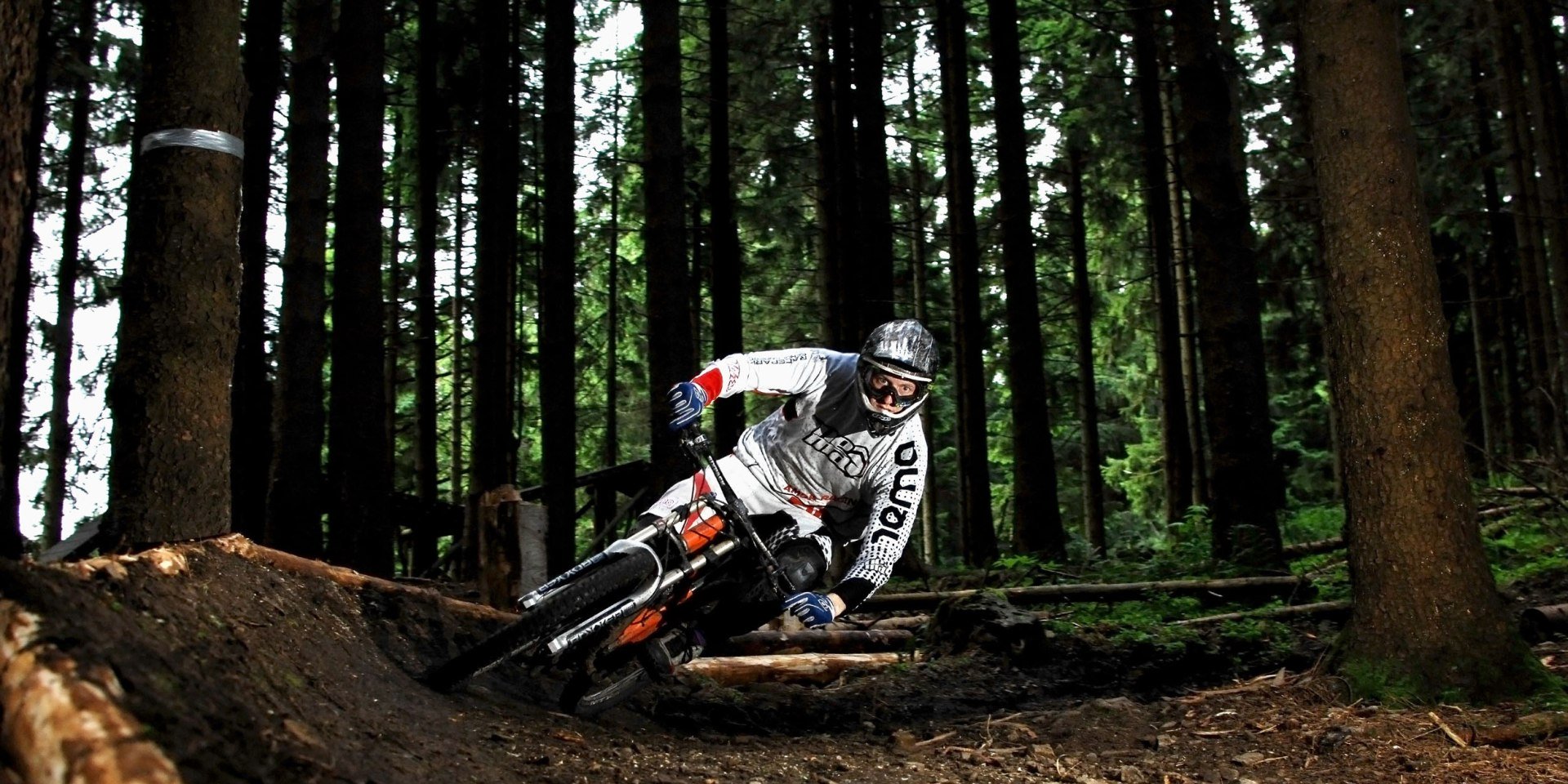 Downhill rider on the track at Racepark Schulenburg, © Racepark Schulenburg / Julian Terpe