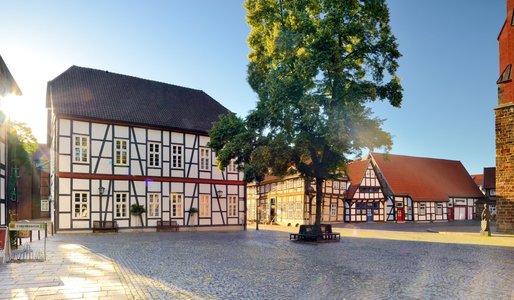 Market place in Nienburg with half-timbered houses, © DZT/Carovillano
