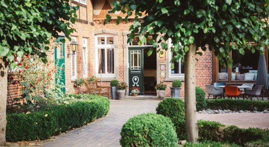 LandhotelAverbeck_front-yard-farmhouse, © Landhaus Averbeck