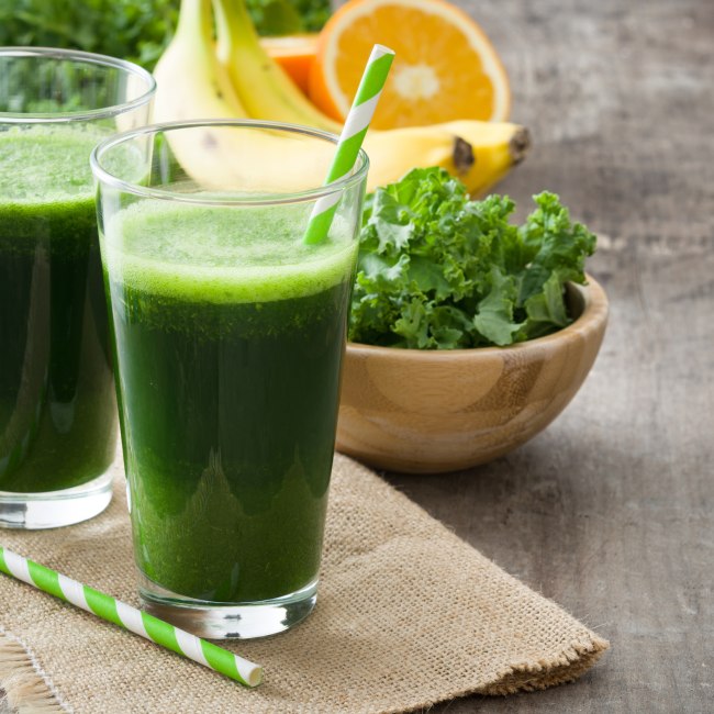 Kale smoothie, © Fotolia / chandlervid85