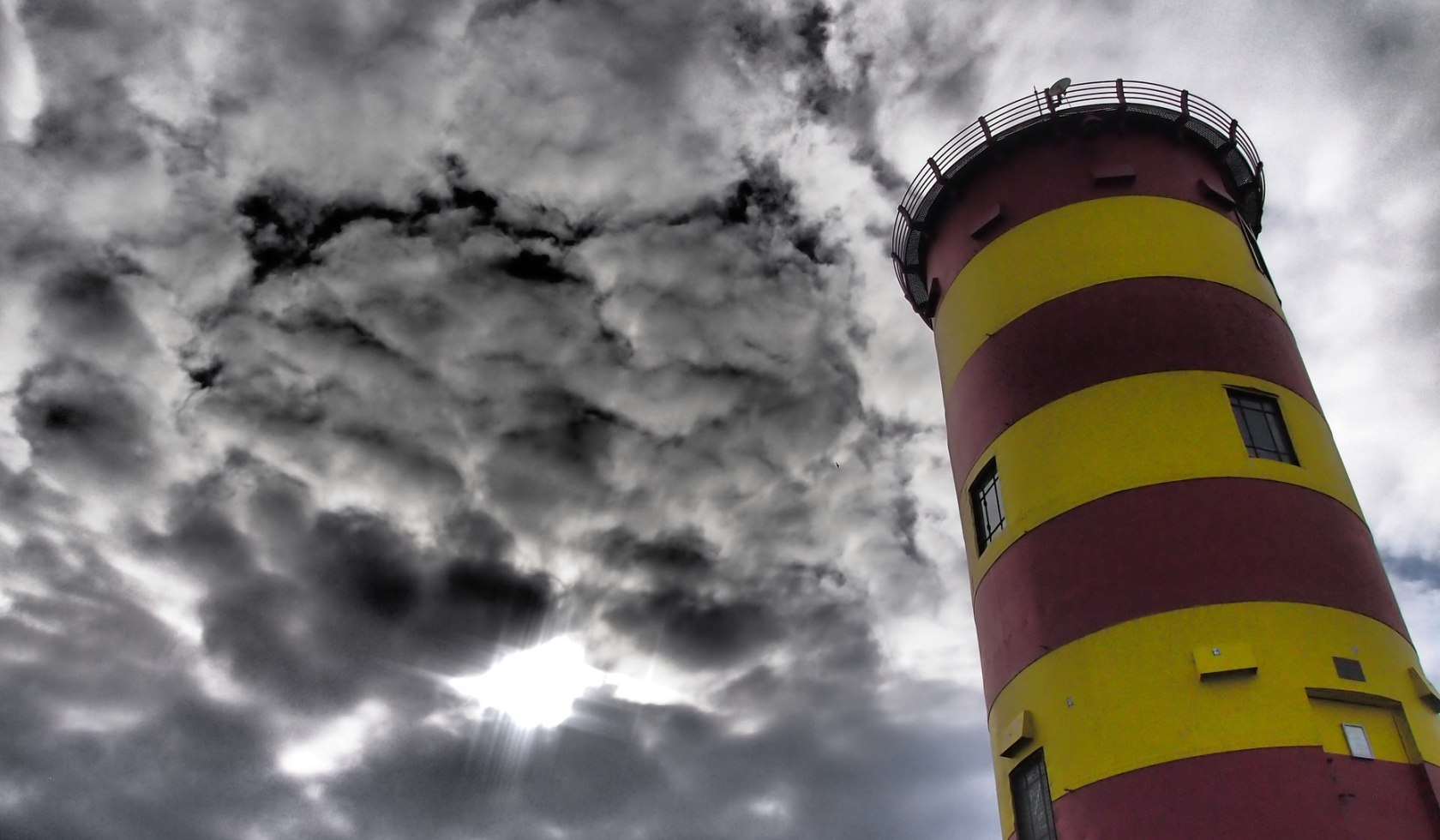 Lighthouse Pilsum cloudy, © Pixabay