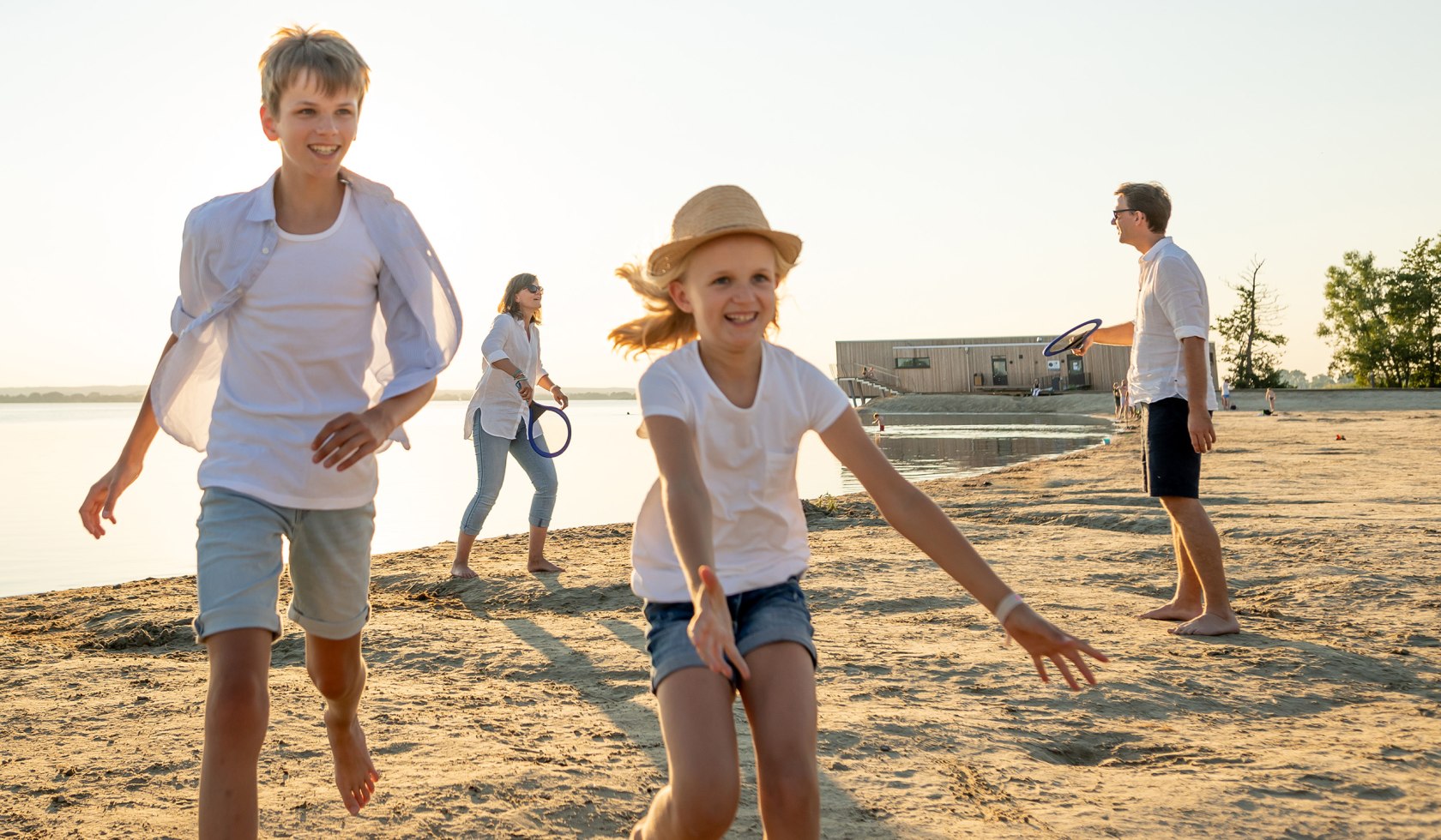 Family plays in the sand, © Marissa Ferienpark